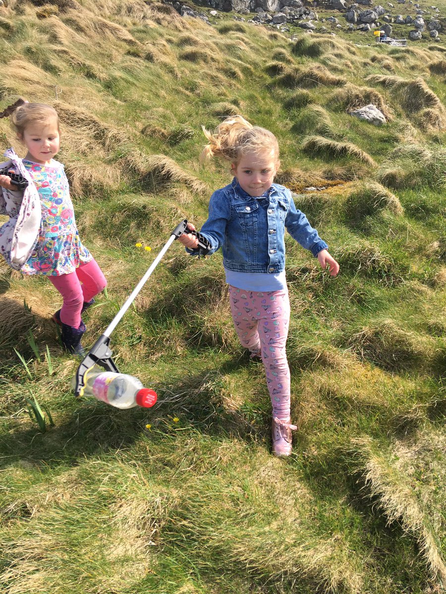 MacneilKerry's tweet image. Annual Craigston clean up, the first year we did the clean up we collected 13/14 bags and lots of plastics, this year there were only 6 bags 😁 @CleanCoastOH @BeairteasBarra #winning #keepbarraandvatersaytidy #isleofbarra #WesternIsles #craigstoncleanup #2016 #2019