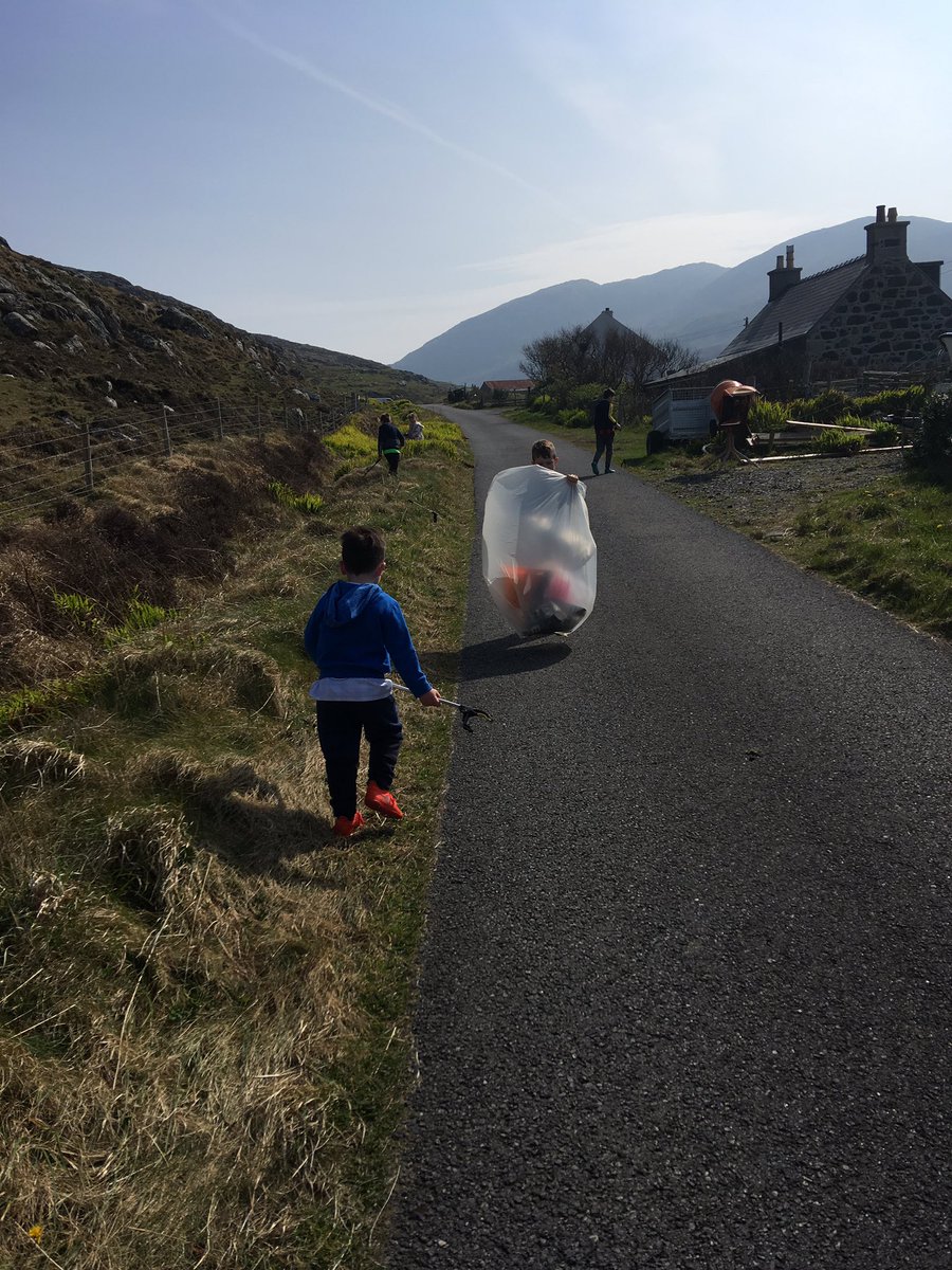 MacneilKerry's tweet image. Annual Craigston clean up, the first year we did the clean up we collected 13/14 bags and lots of plastics, this year there were only 6 bags 😁 @CleanCoastOH @BeairteasBarra #winning #keepbarraandvatersaytidy #isleofbarra #WesternIsles #craigstoncleanup #2016 #2019