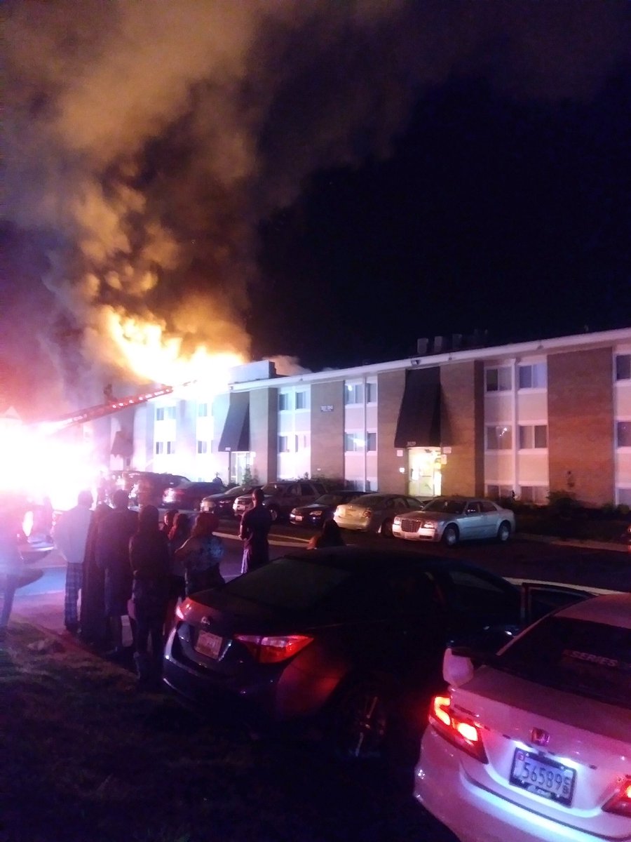 nicknewsdc's tweet image. @Marcella_Rob and I are talking to those who are displaced here at a fire at this apt complex on Warner Ave in Landover Hills. This pic was taking by a woman who evacuated. One firefighter taken to the hospital, we’ll have more details on @wusa9 #fire #Breaking #dcfire #GetUpDC