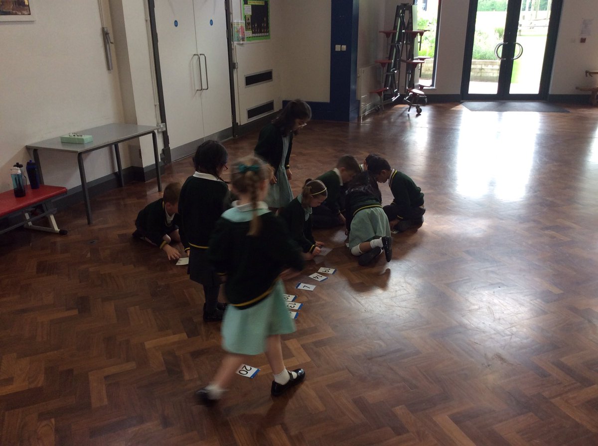 MrsStevensonEPS's tweet photo. Welcome back! We have started our first day of Summer 1 with #maths Put the numbers in order. Who will be the fastest? #earlymaths #number #firstdayback #SummerTerm #Reception #eyfs #fastestfirst #order https://t.co/jC3Me8KNeu