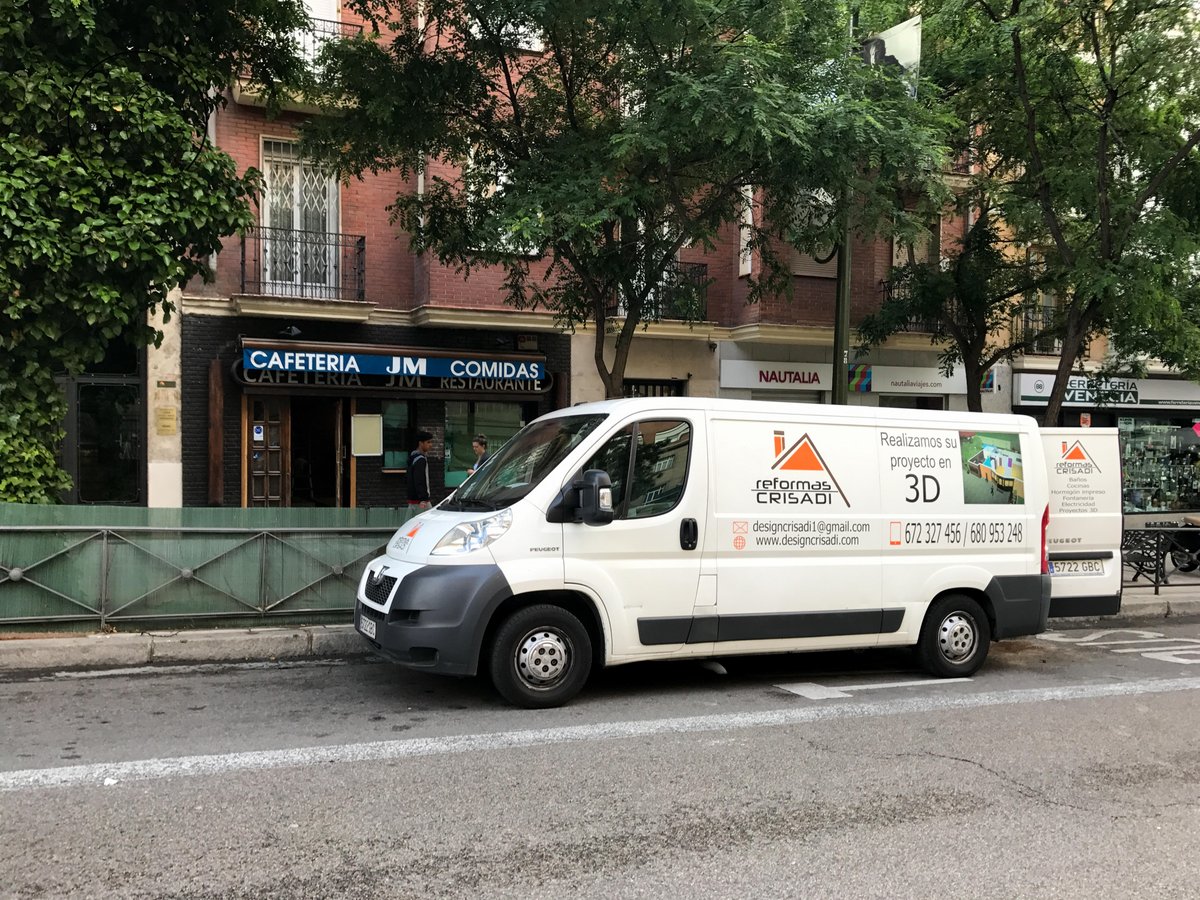 EstudioCrisadi's tweet photo. En Estudio Crisadi nuestros trabajadores cumplen con los estándares y requisitos de limpieza, puntualidad, seriedad y calidad exigibles a día de hoy. Por ello seleccionamos a los mejores profesionales para asegurarnos que su reforma u obra se adecue a la máxima exigencia.#Obras https://t.co/FnojL3lGrf