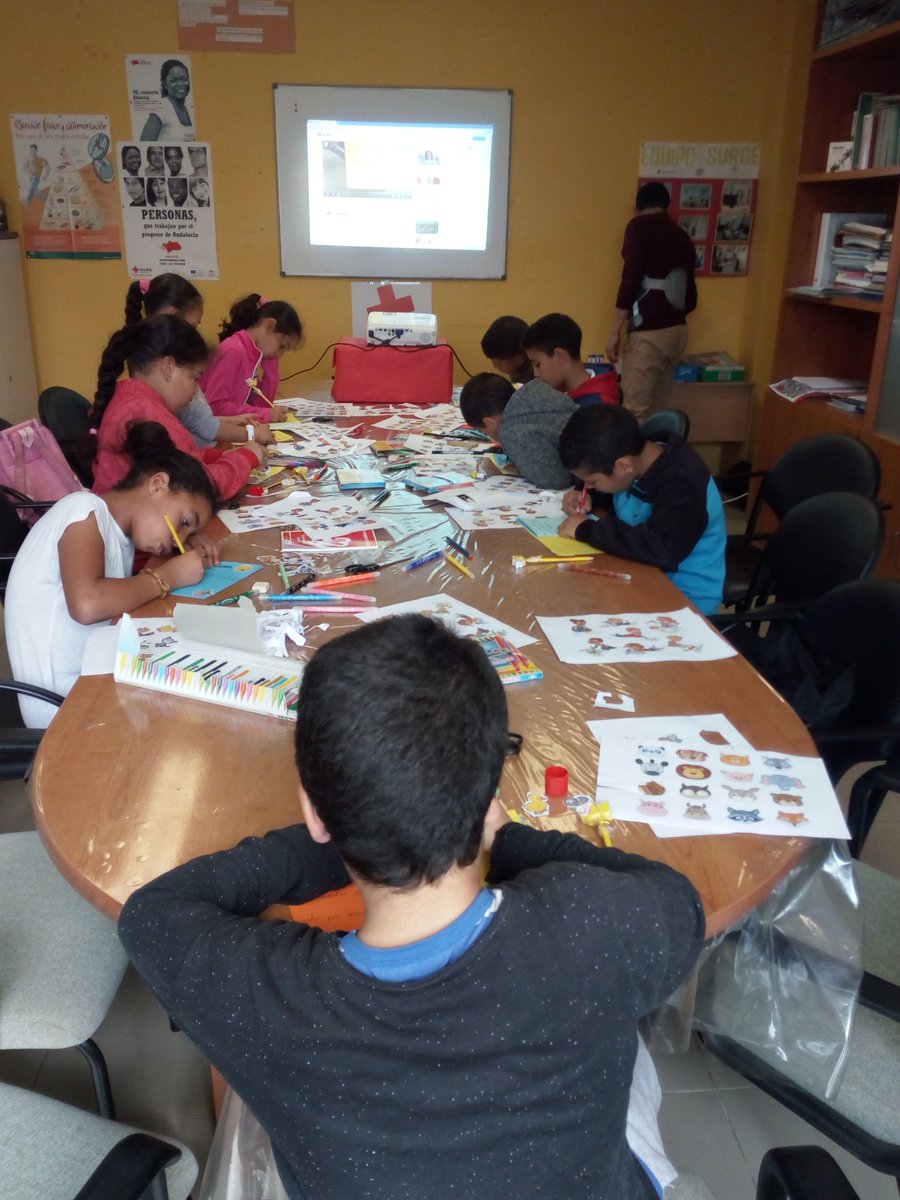 PuntoVuelaPuche's tweet photo. ¡Feliz #DíadelLibro! En nuestro #CapiPuche lo hemos celebrado con echándole imaginación para fabricar estos minilibros tan originales. #creapeques con @RedGuadalinfo https://t.co/2K1Wxoy2hg