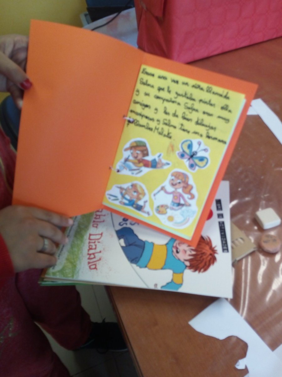 PuntoVuelaPuche's tweet photo. ¡Feliz #DíadelLibro! En nuestro #CapiPuche lo hemos celebrado con echándole imaginación para fabricar estos minilibros tan originales. #creapeques con @RedGuadalinfo https://t.co/2K1Wxoy2hg