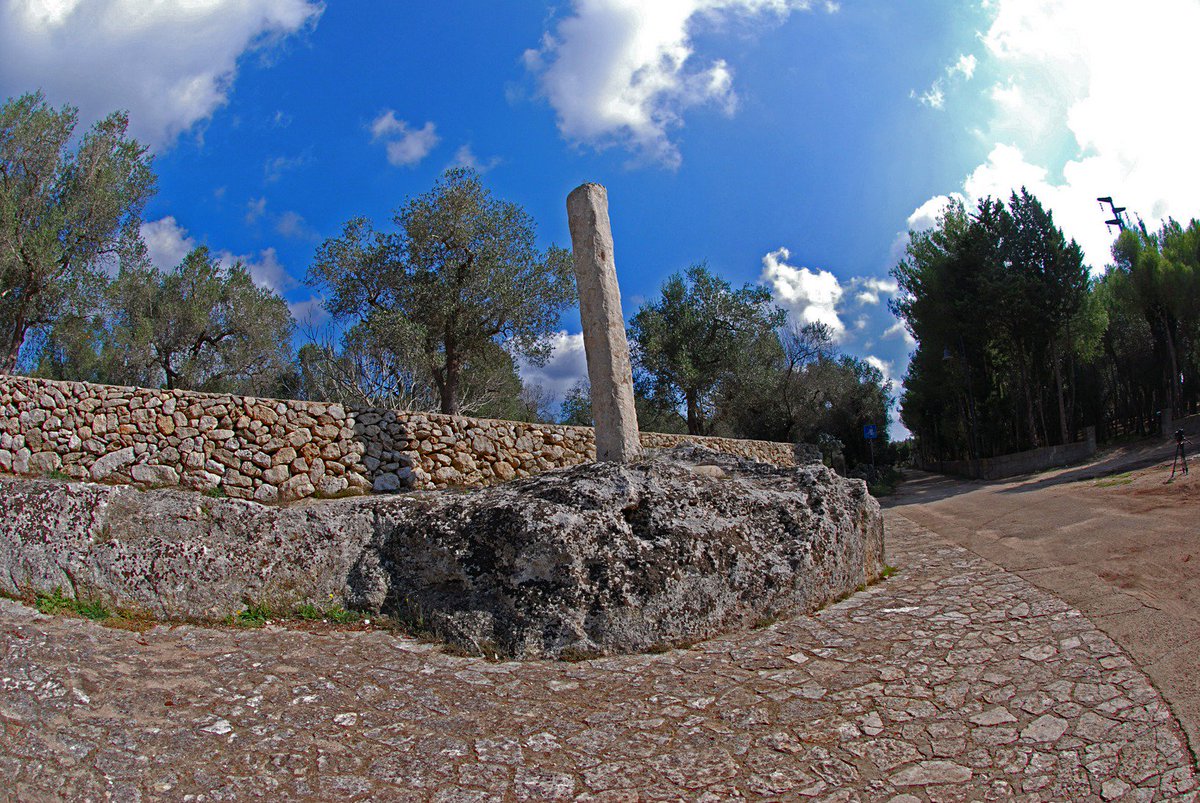 Cittaperte's tweet photo. Definito come “il giardino megalitico d’Italia”, il comune di #Giurdignano  custodisce un imponente patrimonio storico-monumentale riconducibile all’età dei metalli ed è individuabile nella copiosa presenza di #dolmen e #menhir.
https://t.co/DUEAPFYOVj https://t.co/q0AdNPjP8C