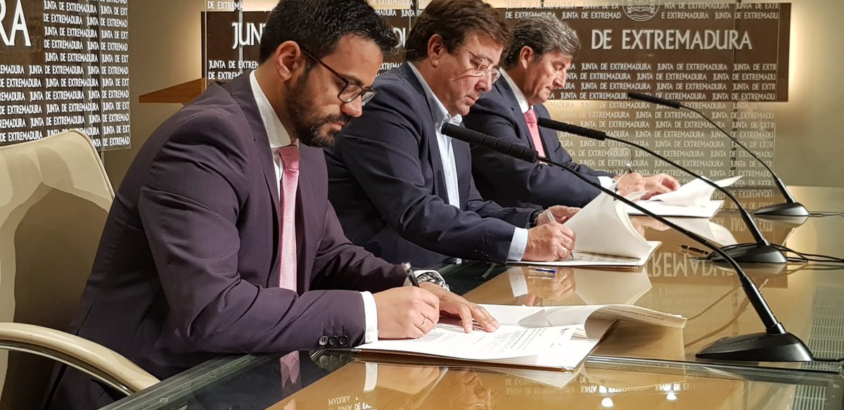 Junta_Ex's tweet photo. El presidente de la Junta, @GFVara, y #TaranisEnergy, firman el protocolo de actuación para la construcción y puesta en funcionamiento de una fábrica de #Optibox en Olivenza. https://t.co/U2O2zcw1PF