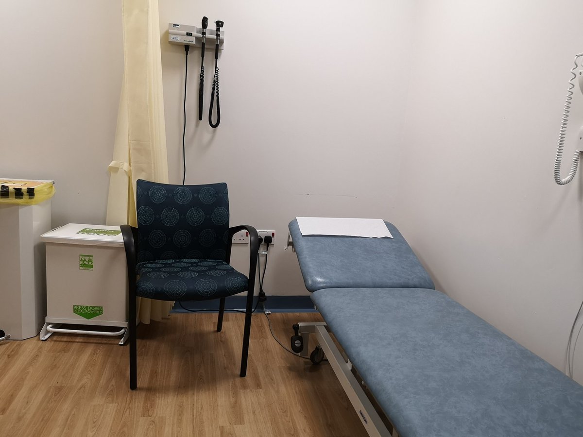 NHS's tweet image. A quick chat and checkup with the doctor and time to wait for chemo.... I always end up asking questions I didn't expect to ask and surprising both myself and my doctors with technical knowledge I expect them share at a moments notice!
#trickypatient #difficultquestions