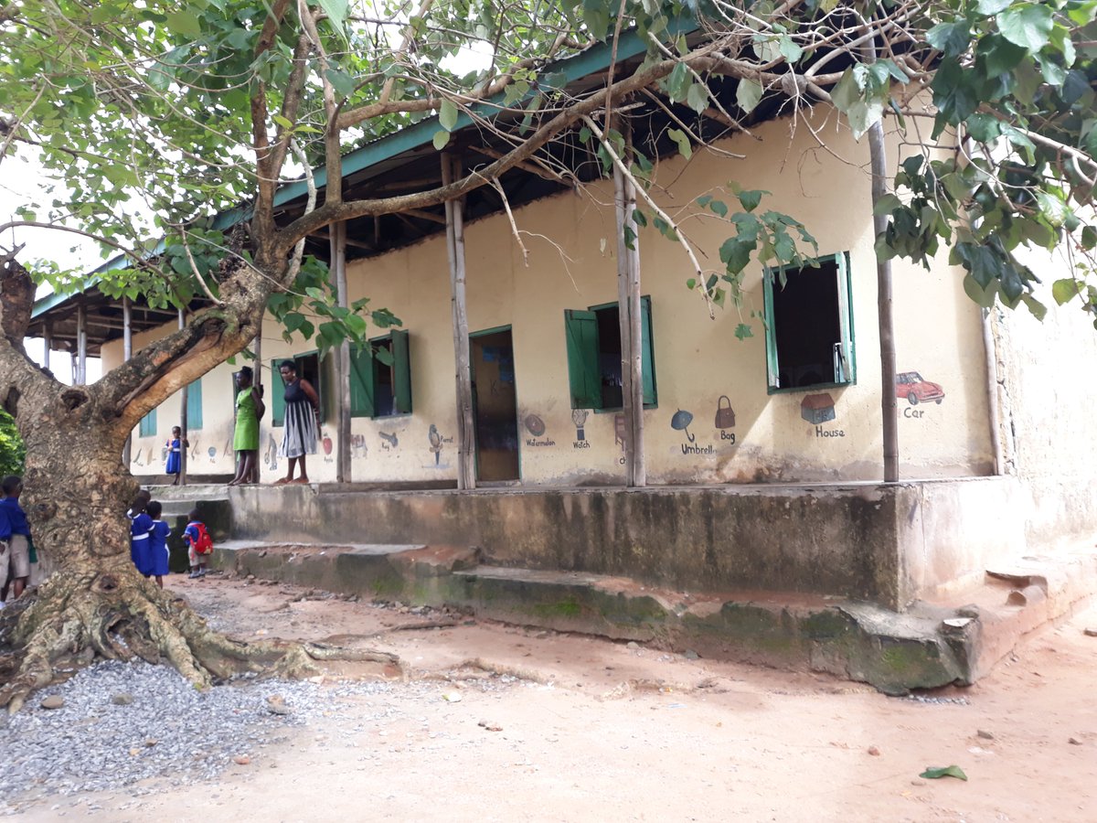 INBARofficial's tweet photo. Back in 2003, #INBAR constructed this primary school in #Ghana using #bamboo as the main structure. 16 years later, the school is still in use and will under its first round of renovations soon. #Construction #ThinkBamboo #GrassBuilt https://t.co/jrHCklQT3U