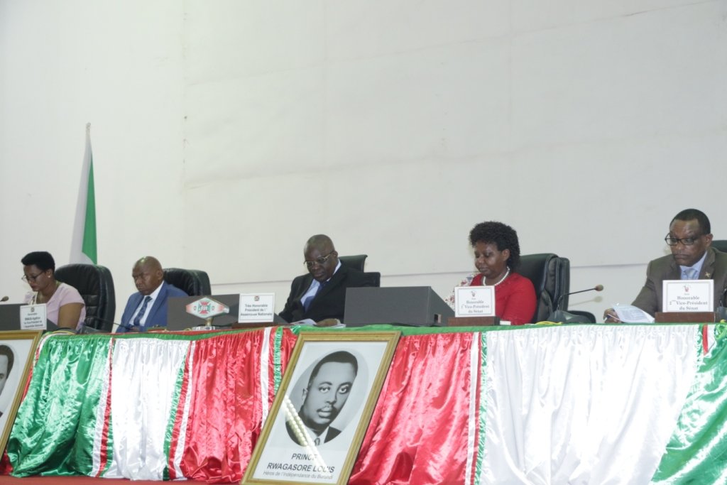 Burundi2VP's tweet photo. 23/04/2019: SE Dr. @ButoreJ, Deuxième Vice-Président de la République, prend part à une séance d’évaluation par le Parlement #Burundi-ais, réuni en congrès, de la mise en application du Plan d’Actions Annuel (PAA) 2018/2019 du @BurundiGov, 1er Semestre. https://t.co/Vgqo3o4CGP