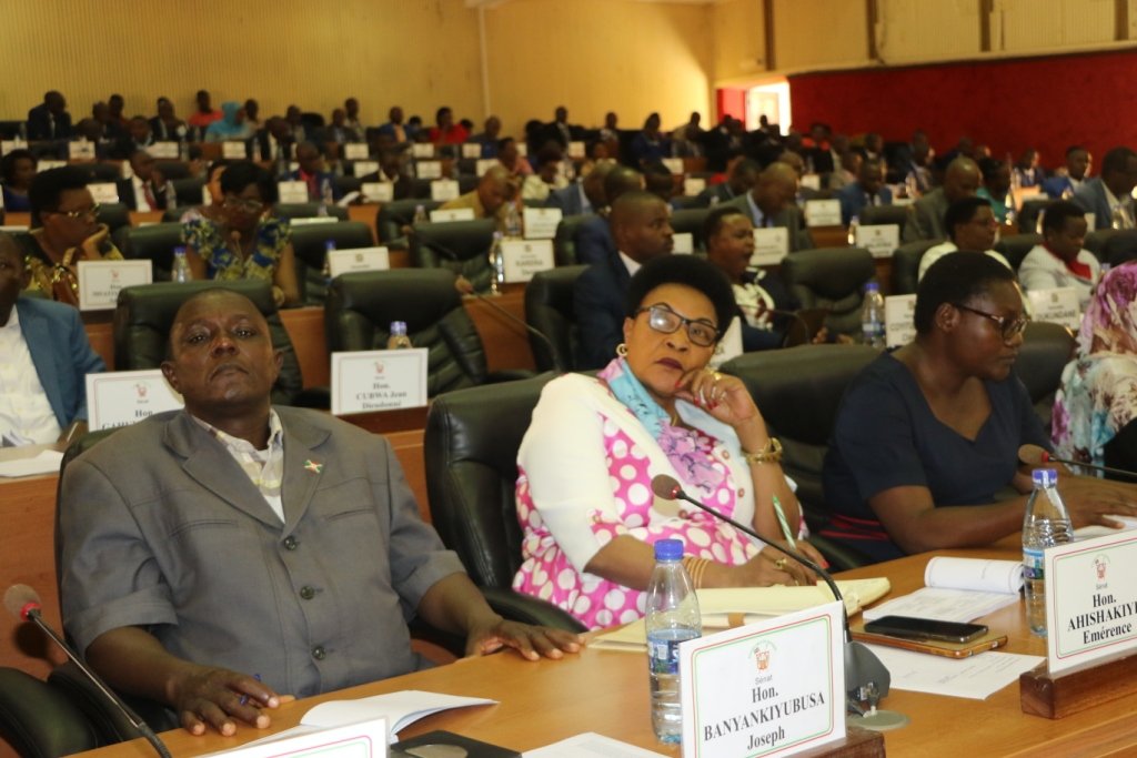 Burundi2VP's tweet photo. 23/04/2019: SE Dr. @ButoreJ, Deuxième Vice-Président de la République, prend part à une séance d’évaluation par le Parlement #Burundi-ais, réuni en congrès, de la mise en application du Plan d’Actions Annuel (PAA) 2018/2019 du @BurundiGov, 1er Semestre. https://t.co/Vgqo3o4CGP