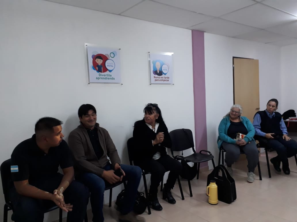 MirantesLaura's tweet photo. Comisaria de la mujer Trelew presente en los Altares acompañando la mesa interproderes en capacitación de la  Ley Micaela y violencia de Género. https://t.co/UAEcAkkNg3