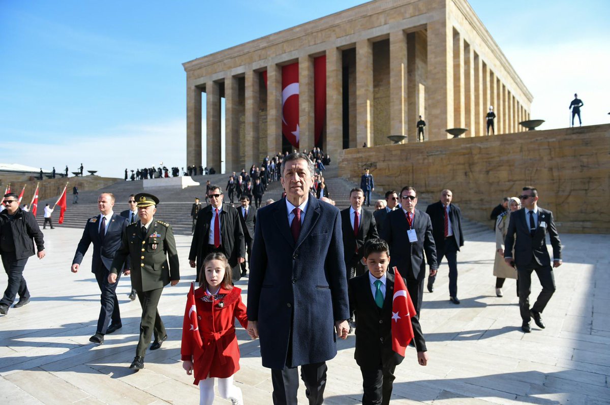 23 Nisan sabahına kuzularla el ele Anıtkabir'de başladık. Başöğretmen Atatürk'ün çocuklarımıza armağanını kutluyoruz. 

#BenÇocuğum