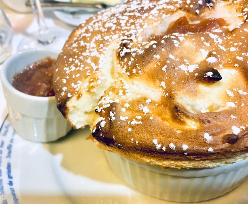 InRima's tweet photo. Son tornata a Le Soufflé
stavolta niente brochet
nuovi gusti ho provato:
agli asparagi delicato
bourguignonne saporita
da leccarsi le dita
e quello dolce più goloso
al rabarbaro, delizioso!
Le Soufflé non delude mai
se non lo provi, mai lo saprai. 

#lerecensioninrima https://t.co/GW5WouPsCk