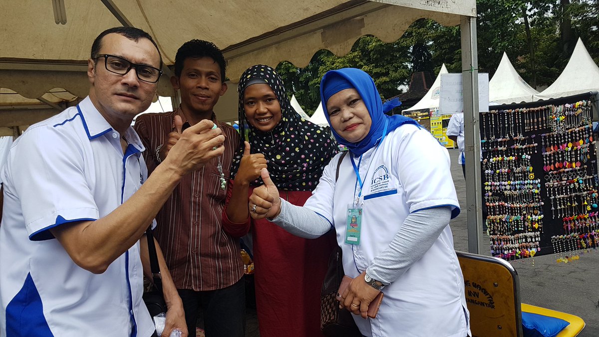 jacky_mussry's tweet photo. Menerima kerajinan tangan gratis dari pelaku UKM di Karanganyar, Jawa Tengah. Harga barangnya sekitar Rp5 ribuan, tapi keikhlasannya priceless...dan bikin speechless. https://t.co/dqzcA9M1UX