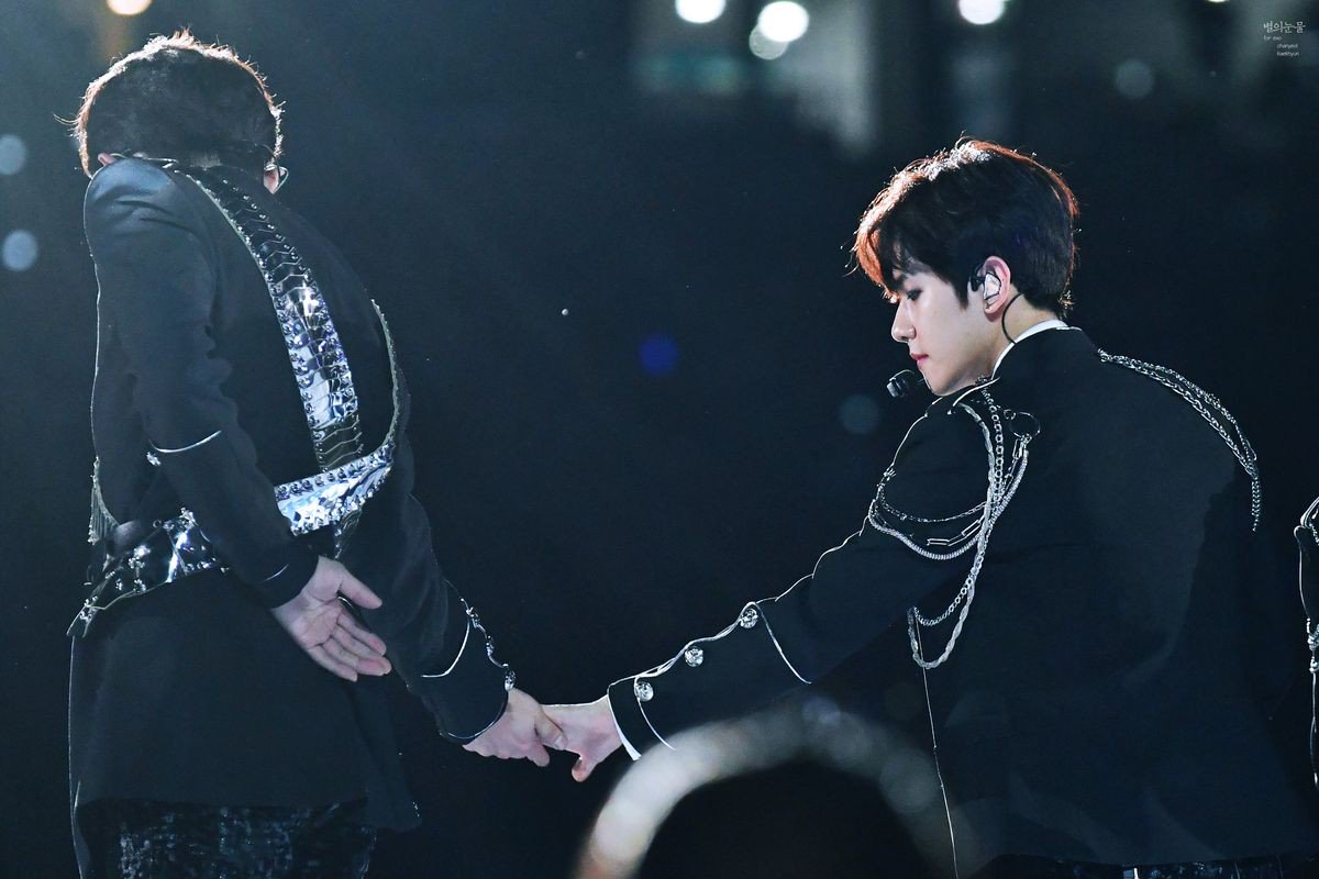 oi_leainnie's tweet photo. RT if you love Chanbaek,  also drop your fave pics of them under this tweet #BBMAsTopSocial  EXO @weareoneEXO use the # and I'll be rting you,  let's get those votes!! https://t.co/fTQ7MDjnuF