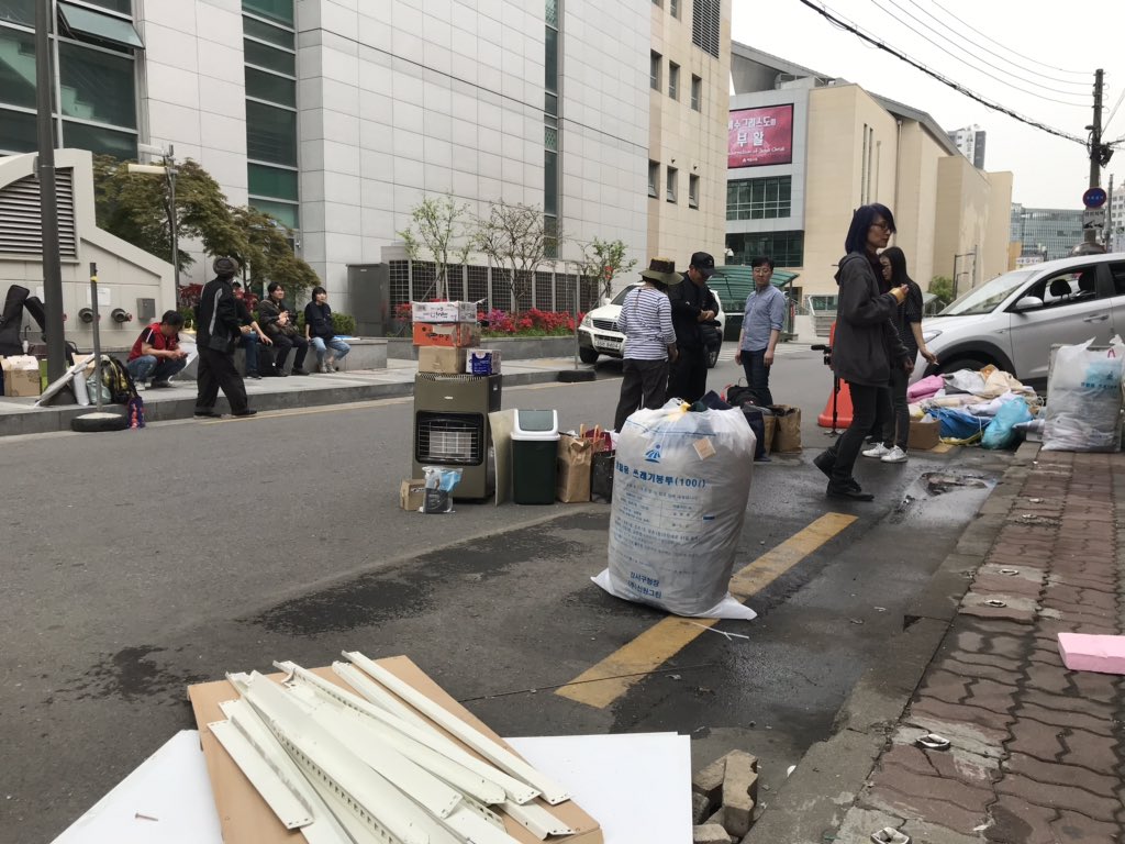 NoCort's tweet photo. 임재춘조합원은 녹색병원에서 기본검사를 받고 회복에 들어갔습니다. 등촌동 농성장은 삼성해고자들, 택시지부, 파인텍지회 등과 남은 이들이 함께 정리를 마쳐갑니다. 
콜텍 끝장투쟁은 이렇게 마무리되었지만 콜트악기지회의 투쟁은 계속되고 있습니다. 박영호 사장이 하루빨리 결단하길 바랍니다. https://t.co/1MwWd7uvgT
