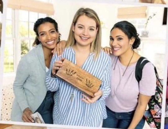 MyraMelendez's tweet image. I’m just now seeing this lol smh! Thanks 31 Gifts I had so much fun working on this! 
#modeling #printwork #actress 
Acabo de ver esto jajaja. Me divertí trabajando en esto!