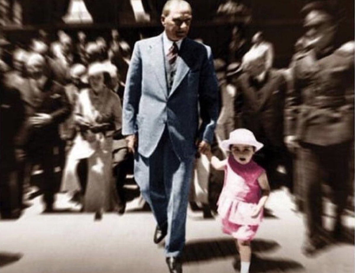 “Küçük hanımlar,küçük beyler!Sizler hepiniz geleceğin bir gülü, yıldızı,geleceğin ışığısınız.Memleketi asıl ışığa boğacak sizsiniz.Kendinizin ne kadar önemli,değerli olduğunuzu düşünerek ona göre çalışınız. Sizlerden çok şeyler bekliyoruz;kızlar, çocuklar!”
Mustafa Kemal Atatürk