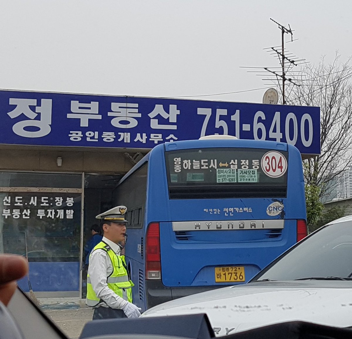 영종도에서 버스가 건물 뚫고 들어가