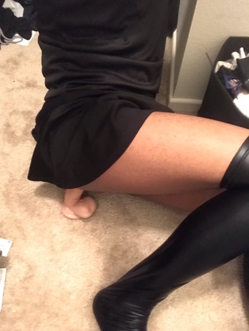 I love sitting on my dildo, it makes me go crazy 😣 Maybe if you hmu we'll video-chat while I have my