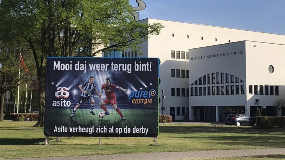 Gisteren mooi en snel dit xxl spandoek opgehangen!  <a href="/PureEnergieNL/">Pure Energie</a> <a href="/asito/">Asito</a> <a href="/fctwente/">FC Twente</a>