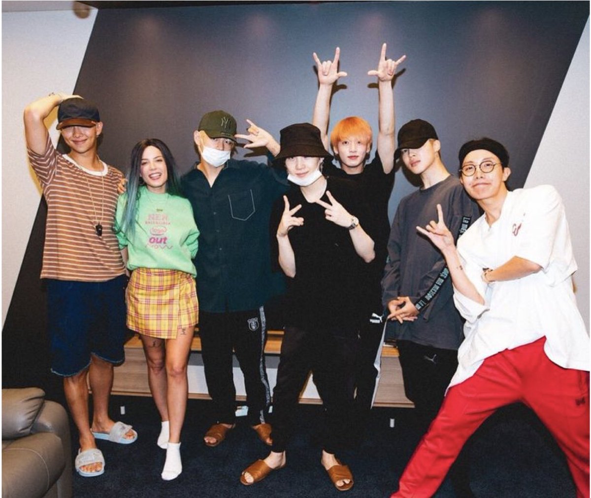 Tahminehkhalif1's tweet photo. Guys can you imagine #OfficallyOurGirl @halsey and @BTS_twt both getting an award 🥺🥺 I couldn’t get any happier #BBMAsTopSociaI BTS @BTS_twt https://t.co/H0YENvMK3B