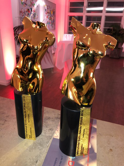 Watch LunaCorazon's leaked NSFW photo on TwXstars