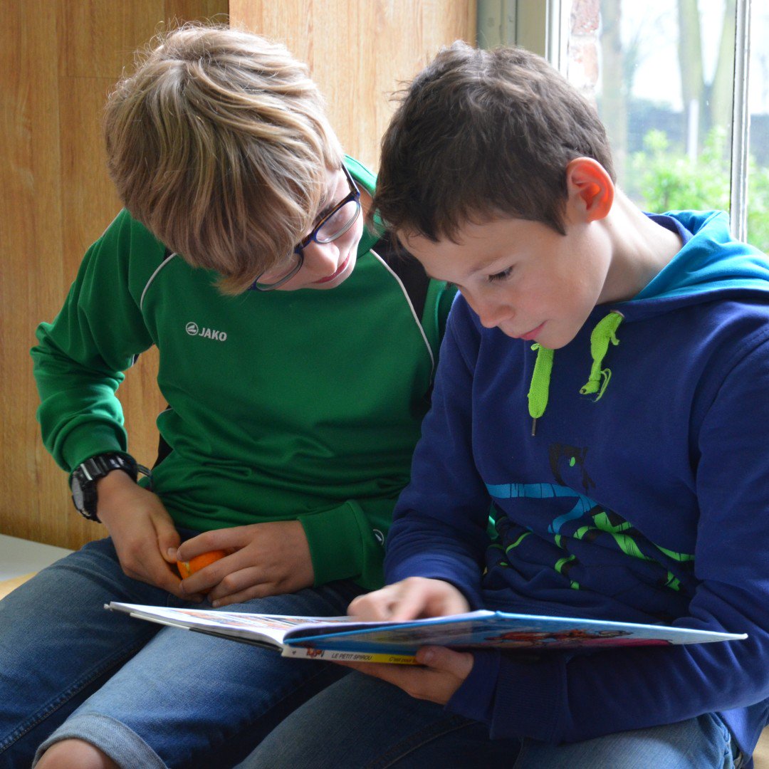 Ook de kinderen op kamp genieten van een mooi boek. Foto genomen tijdens het taalkamp Frans in Flône (9-12 jaar) / paasvakantie 2019
#wereldboekendag