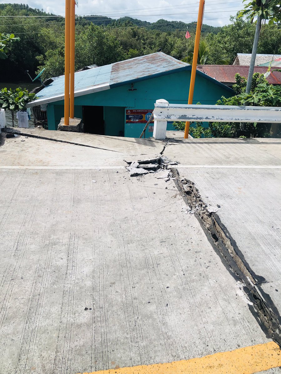newswatchplusph's tweet photo. LOOK: Damages along provincial road in Casoroy, San Julian, Eastern Samar — epicenter of magnitude 6.2 quake 

📷 @PhresEvardone https://t.co/I1DXWzb2eF