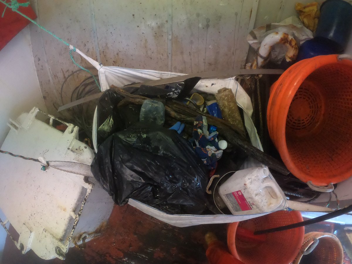 Us fishermen are doing our bit now,all plastic is now retained on board and brought ashore🐟@BrixhamLovell @helenfishmish @YourFishingNews @Brixhamfishmkt @DevonLiveNews @colleentsmith @Vixbrix @crazyfishlady76 @Girlyfishmonger #Catharina #BM111 #TCCI #cleanerseas #rubbish #fish
