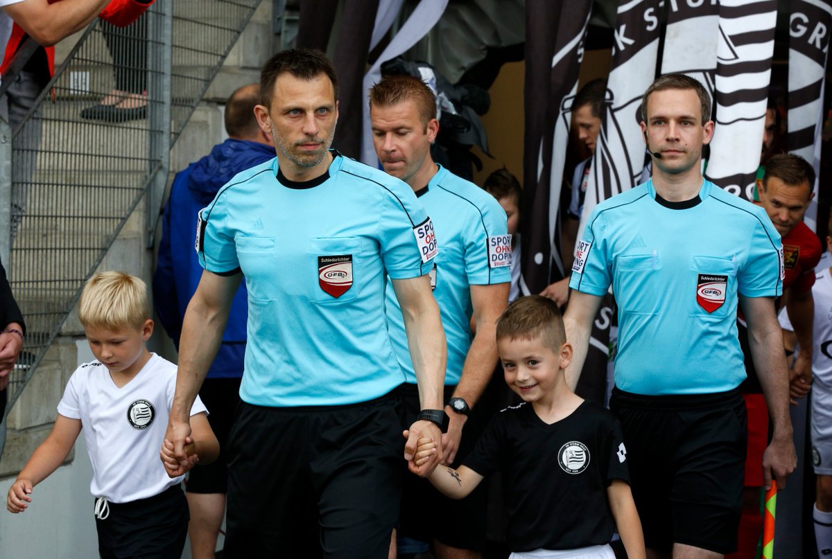SKSturm's tweet photo. Gerhard #Grobelnik leitet #STUASK. Assistenten sind Sebastian #Gruber und Daniel #Trampusch. Vierter Offizieller ist Lukas #Gnam.
#sturmgraz #110Sturm #tipicoBL https://t.co/reH7c7TxwT