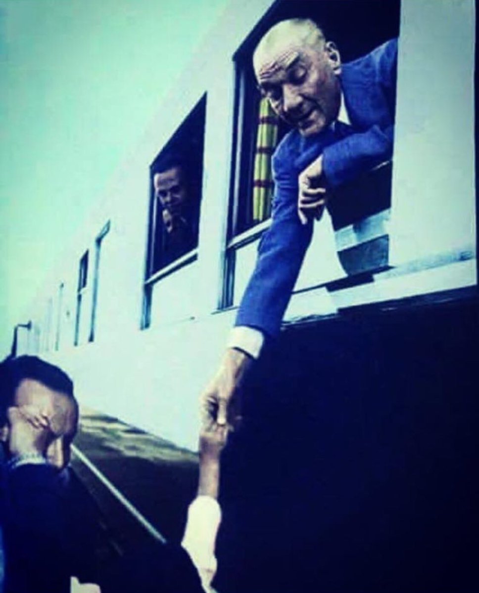 #23Nisan Sakın bırakma o eli çocuk...! Bırakırsan düşeriz...Bırakırsan cumhuriyet düşer...O el cumhuriyet...O el ulusal egemenlik...O el senin geleceğin...

Bütün dünya çocuklarının bayramı kutlu olsun🎊

#23NisanKutluOlsun 🇹🇷🇹🇷