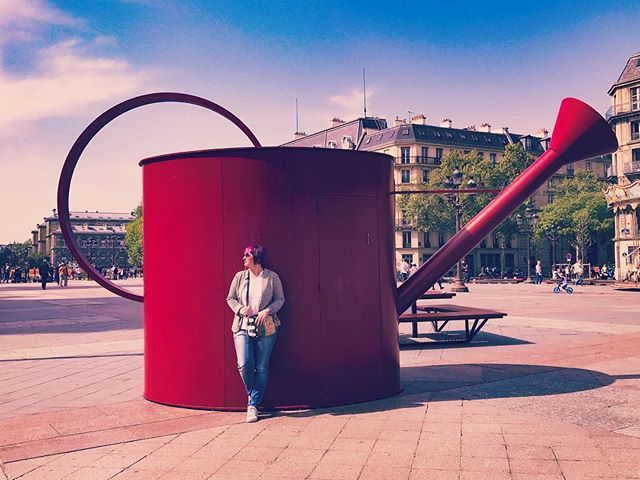 avventube's tweet photo. Arrivati a #parigi  non ti aspetti di trovare un annaffiatoio gigante ! È il modo dei francesi di dire #no ai pesticidi !  Once in #paris you don't expect to find a giant watering can!  It's the French way of saying NO to pesticides! #iloveparis #ilovepa… https://t.co/exfXcM7C9K https://t.co/LzkWDyMplU