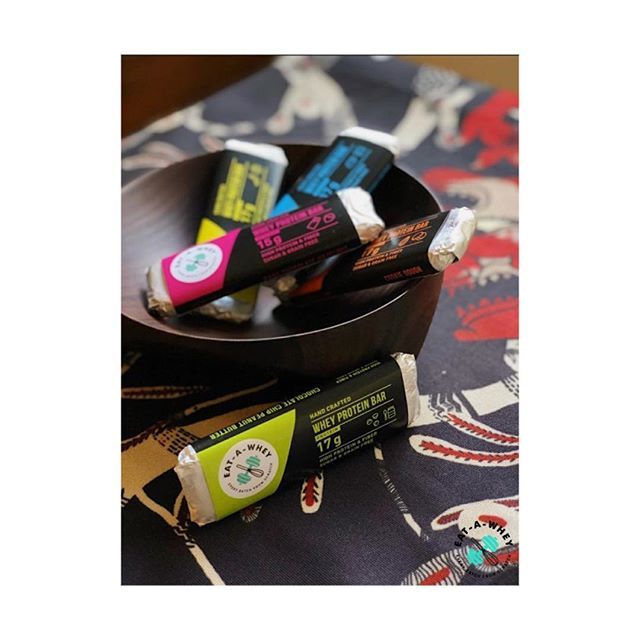 EatAWhey's tweet photo. If we were at #Coachella 🎡 then we’d be taking our on-the-go, easy to carry protein bars! Fibrous, sugar and grain-free with 15-17 gms of protein apiece, these multi-hunger satiating snacks are all you need at any event (and they are super instagramm… https://t.co/fboYoqjuc8 https://t.co/RjbP95Bb6g