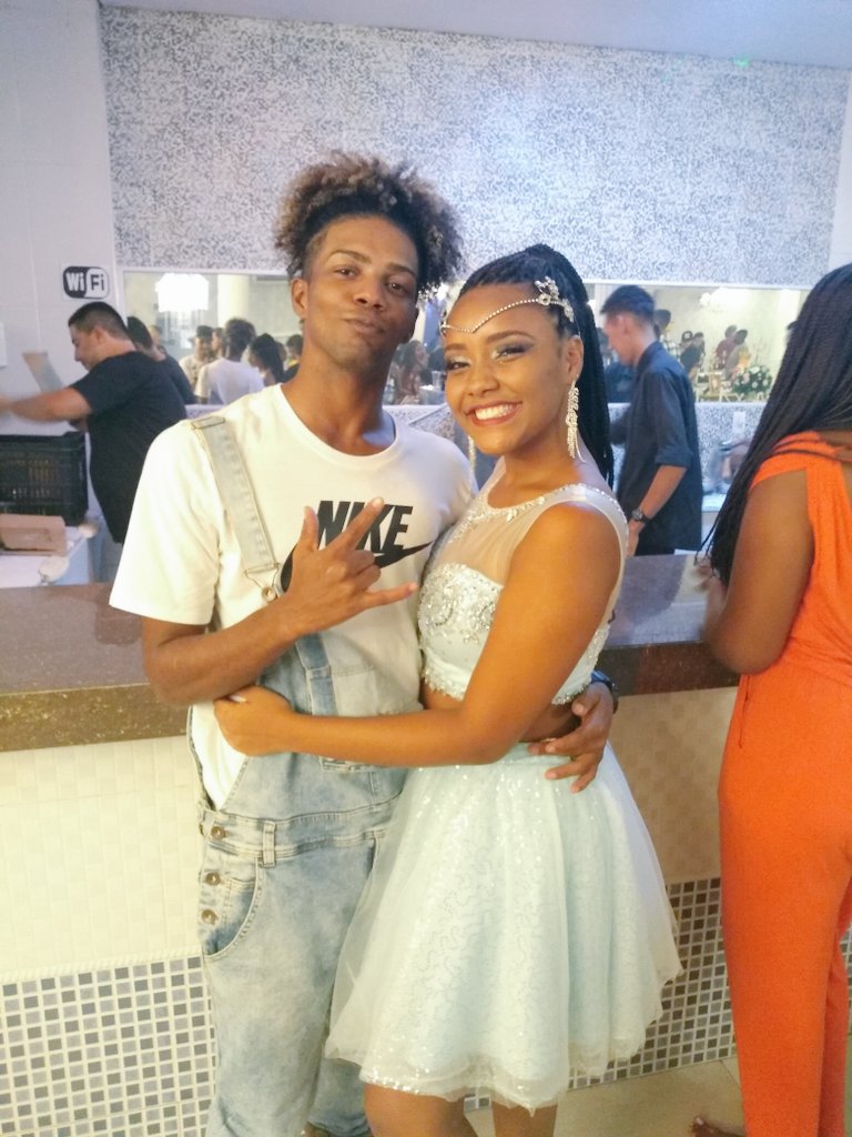 Gduurt's tweet photo. SΓ³ mais uma com a princesa da noite ! #parabensPrima!@Alicw_drt https://t.co/tOwA0VGqk7