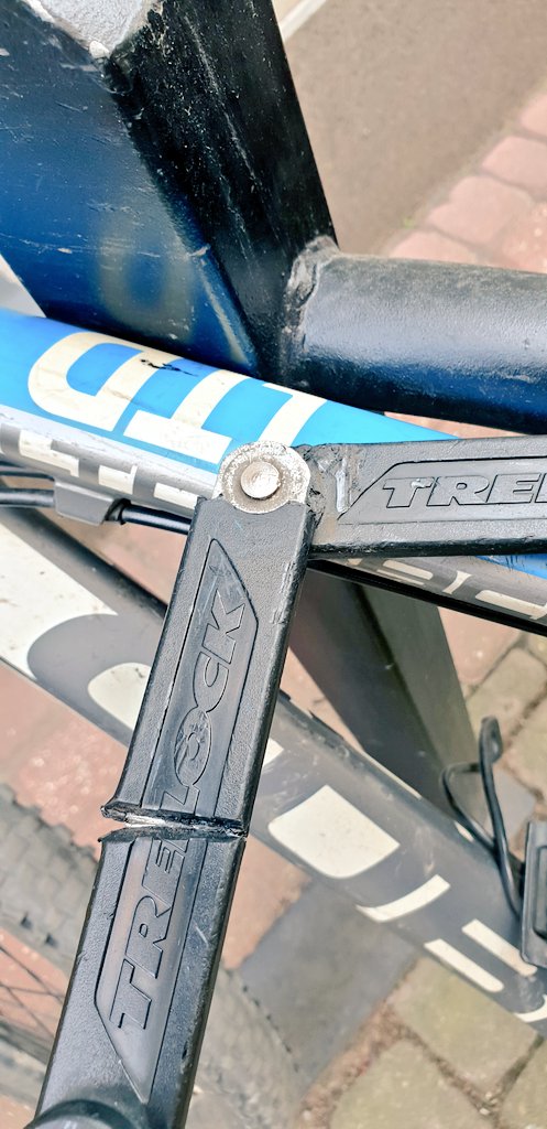 LaurisLiepa's tweet photo. Šī rīta slavas dziesma #Trelock velo slēdzenei- brīvdienās Rīgas #velozaglis bezcerīgi centās salauzt un pārkniebt atslēgu. Neizdevās!
#velo joprojām te un arī atslēga, kaut pamatīgi mocīta, joprojām izmantojama.
Jauks sākums īsajai darba nedēļai! https://t.co/RxsuhZWjy8