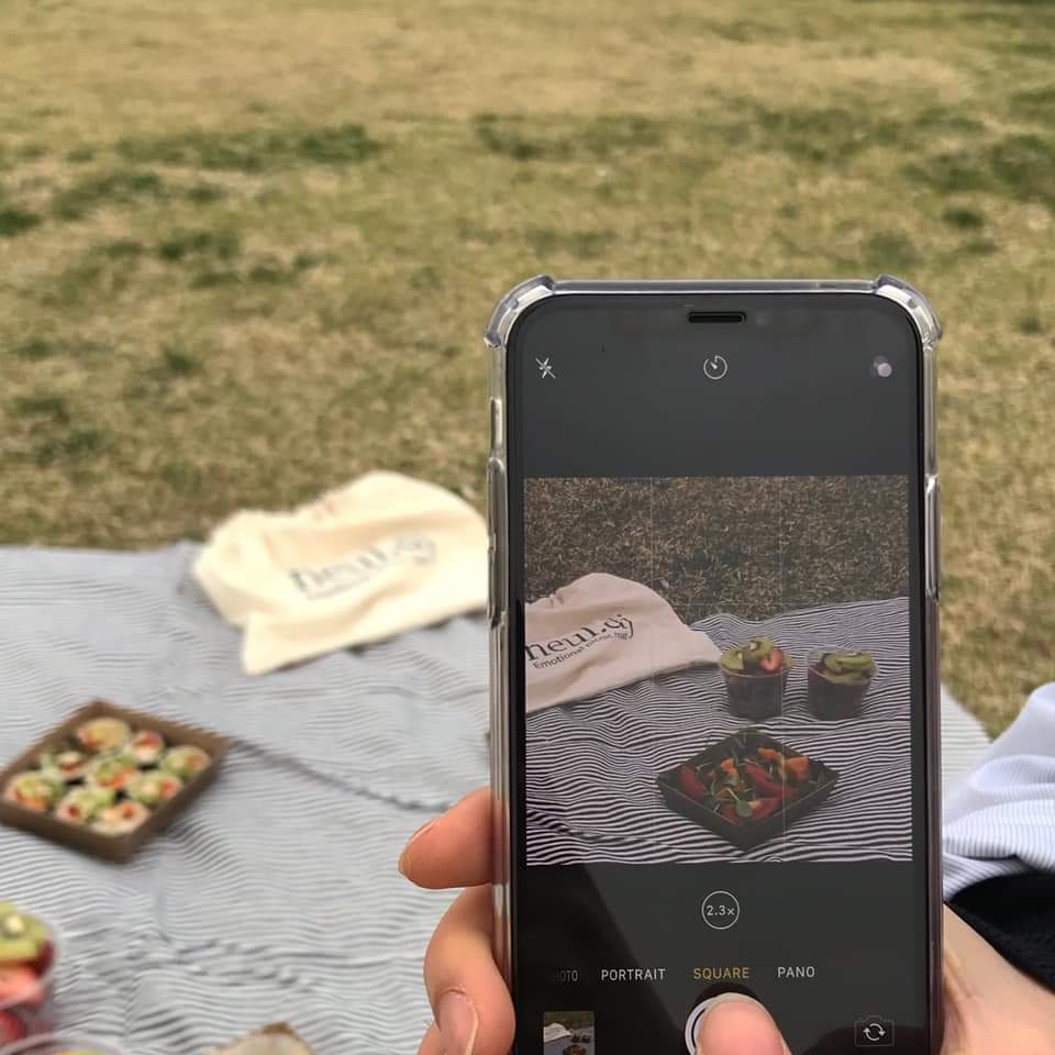 아프다고 말하는 대신
아픔을 견디겠습니다.
바쁘다고 말하는 대신
쌓인 일을
하나씩 해 나가겠습니다.
남들에게 어떻게 보일까
걱정하는 대신 
나 자신에게 어떻게 보일까
생각하겠습니다.
「좋은인연글」중에서