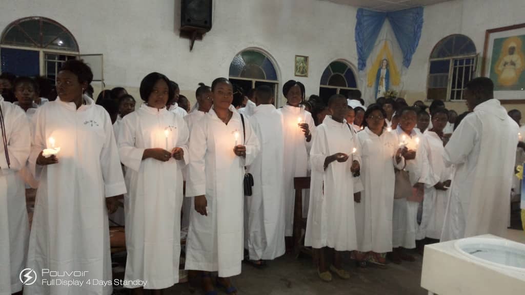 FVisura's tweet photo. La Chorale Saint Vincent de Paul en action dans la messe de veillée pascale à la Paroisse Bienheureuse Anuarite en Diocèse de Goma. Jésus Christ ressuscité c'est la pâque en nous. Soyez bénis. https://t.co/mZdbCU0GKg