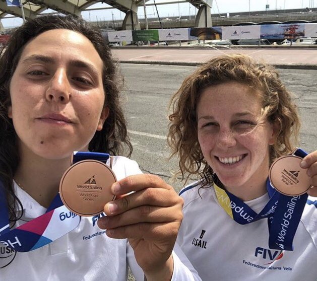 Coninews's tweet photo. Doppietta azzurra a Genova! ⛵🇮🇹
Nella tappa ligure delle World Cup Series Carlotta #Omari e Matilda #Distefano sono seconde 🥈 nei 49er FX, mentre Alessandra #Dubbini e Benedetta #DiSalle si piazzano al terzo posto 🥉 nei 470!

👉 https://t.co/e6aBb2sYoX

#hwcsgenoa @federvela https://t.co/PXvM2LdZsL