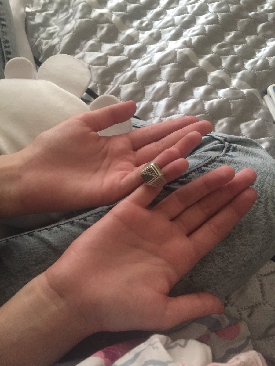 stirkanijnegob1's tweet image. Наконец-то встретил этого ребёнка, он ещё меньше чем яйцо kinder