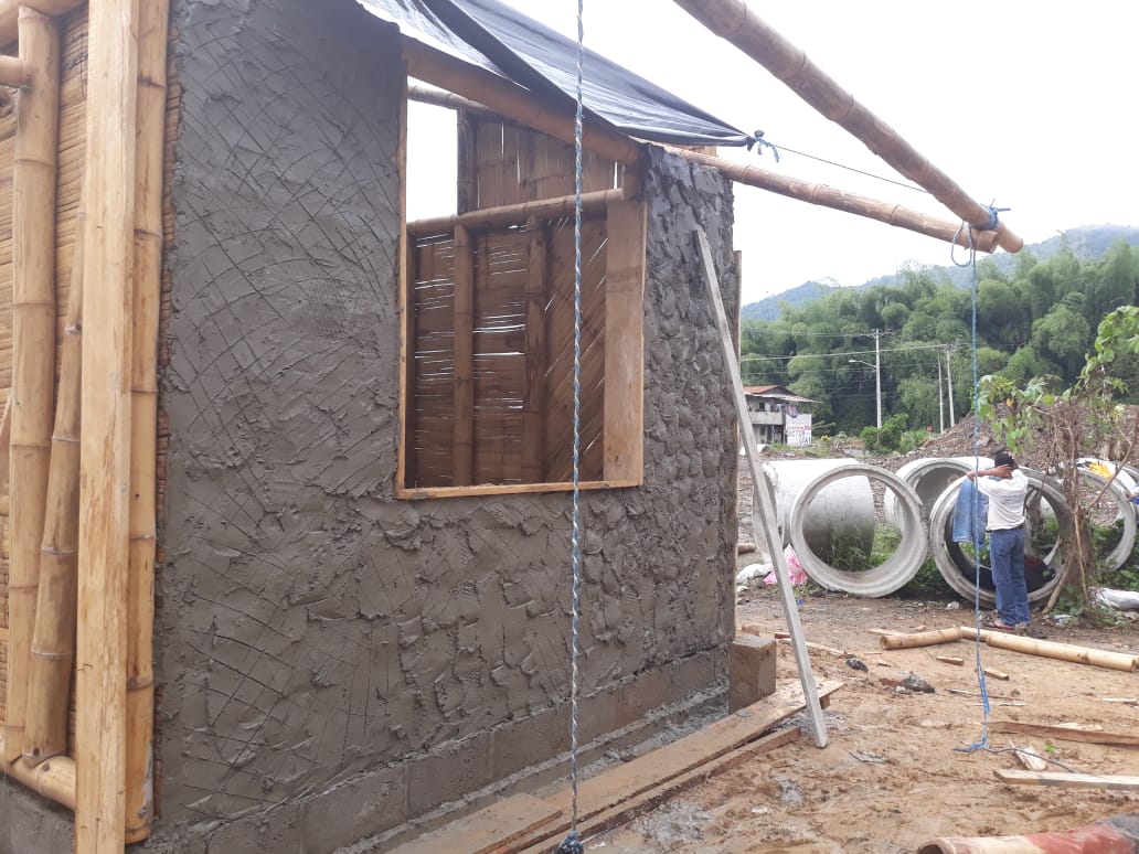 INBARofficial's tweet photo. For the last few weeks, a team of six workers in #Ecuador, some of whom have never worked with #bamboo before, have been building the first ever prototype for this earthquake resistant, affordable house using traditional materials. #BuildWithBamboo #ThinkBamboo @inbarlac https://t.co/qUO3KlEv63