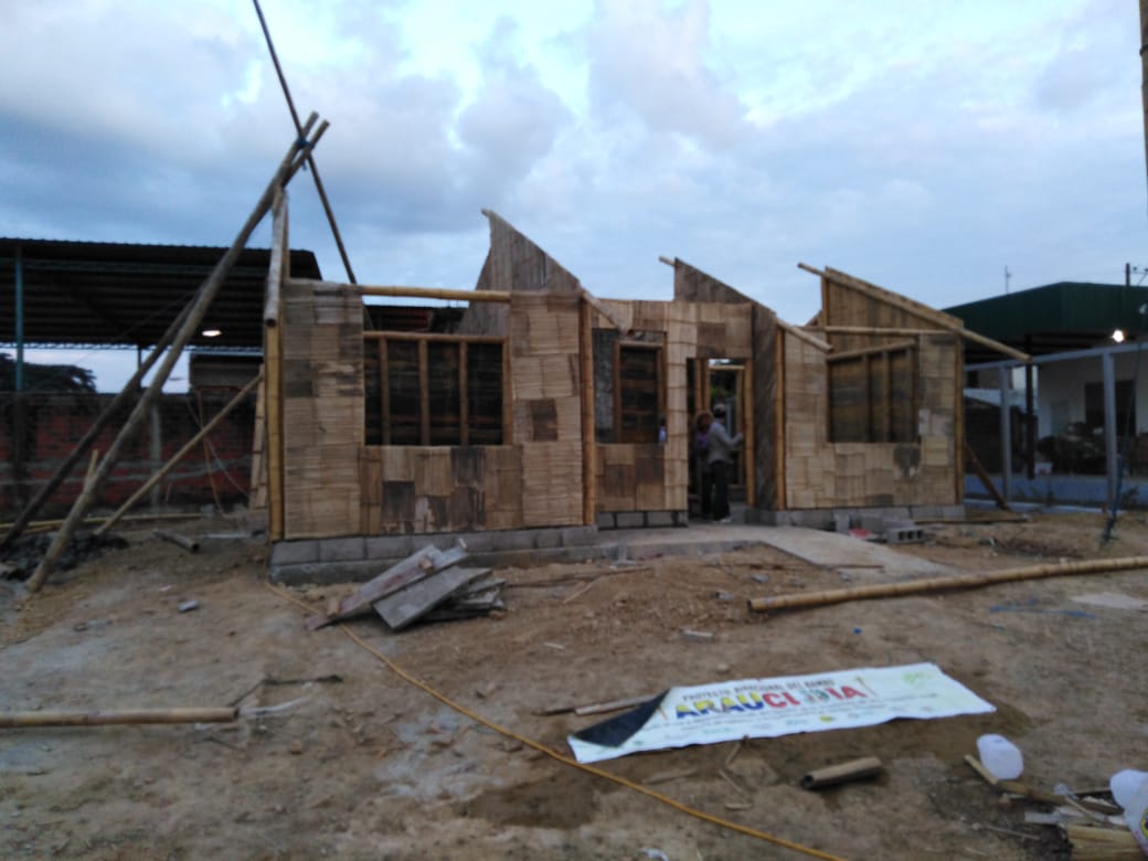 INBARofficial's tweet photo. For the last few weeks, a team of six workers in #Ecuador, some of whom have never worked with #bamboo before, have been building the first ever prototype for this earthquake resistant, affordable house using traditional materials. #BuildWithBamboo #ThinkBamboo @inbarlac https://t.co/qUO3KlEv63