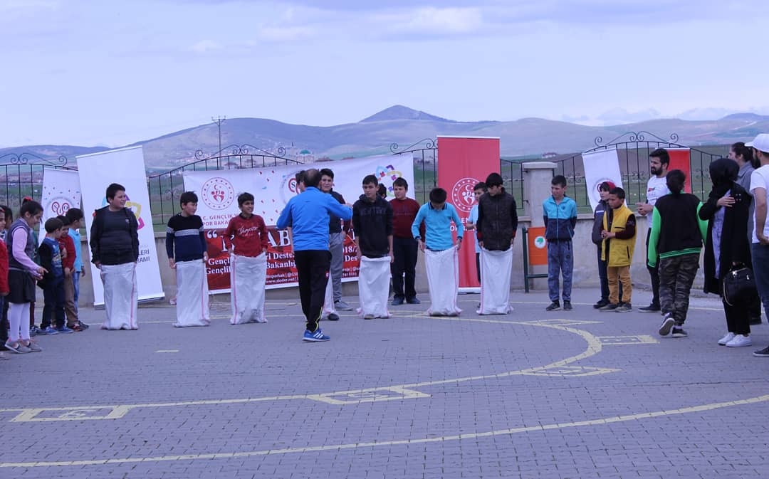 kitabusproje's tweet photo. KİTABÜS ekibi olarak Ankara Çubuk Şehit Selahattin Şişman Ortaokulu'ndaydık. 

#Kitabüs
@saglikorg 
@kasapoglu 
@GSBgenclikproje 
@gencliksporbak https://t.co/BTuDqKgVnn