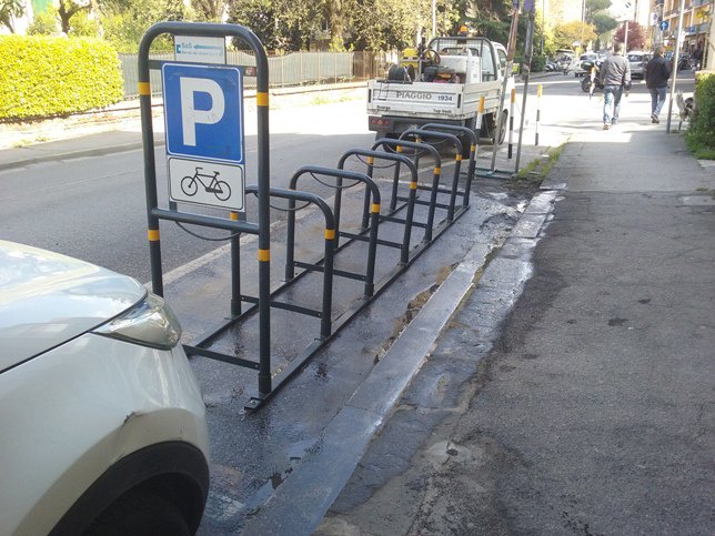 alesignorini's tweet photo. #Firenze, pulizia rastrelliere biciclette: dopo quelle @Isolotto e @Soffiano , si passa al #Quartiere5 , primo intervento a fondo mercoledì 8 maggio: https://t.co/WVDXxFsMV3 https://t.co/Sb70ZB7pVT