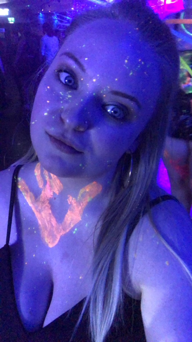 tarnya_m's tweet photo. #UVrave 😝 https://t.co/VO1V8fWxLt