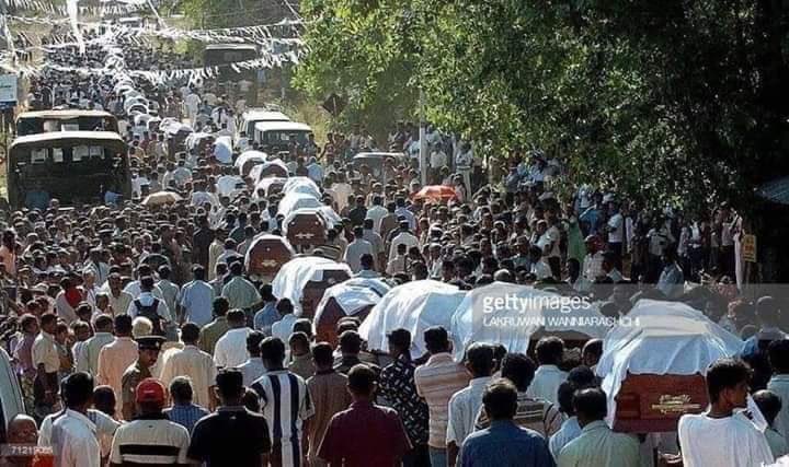 actorsathish's tweet photo. இலங்கையில் இருக்கும் தமிழ் சொந்தம் ஒருவரிடம் பேசினேன். அவர் குரலில் இன்னும் படபடப்பு அடங்கவில்லை. இதற்கு காரணமானவர்களை  எந்த மதக் கடவுளும் மன்னிக்காது. #PrayForSriLanka னு போட மனது வரவில்லை. Pray பண்ணும் போது தானே வெடிக்க வைத்தார்கள் பாவிகள் https://t.co/8twr7IZpPr