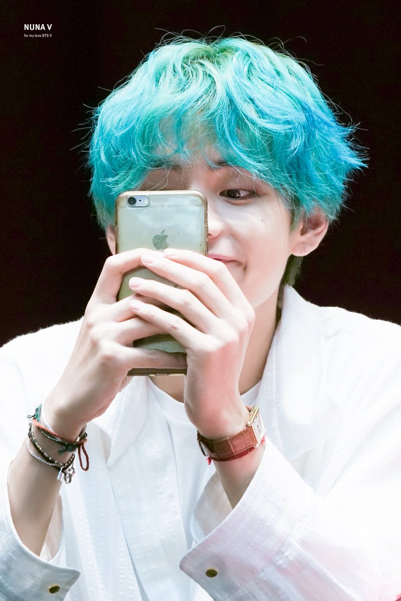 _nuna_V's tweet photo. [HQ] 190421 알라딘팬싸인회
새촘하게 폰 잡더니 셀카 또 저렇게 찍었어ㅋㅋㅋ
#BBMAsTopSocial BTS 
#이삐사진전 #태형 #방탄소년단뷔 #BTSV #Taehyung @BTS_twt https://t.co/10NACm2lg8