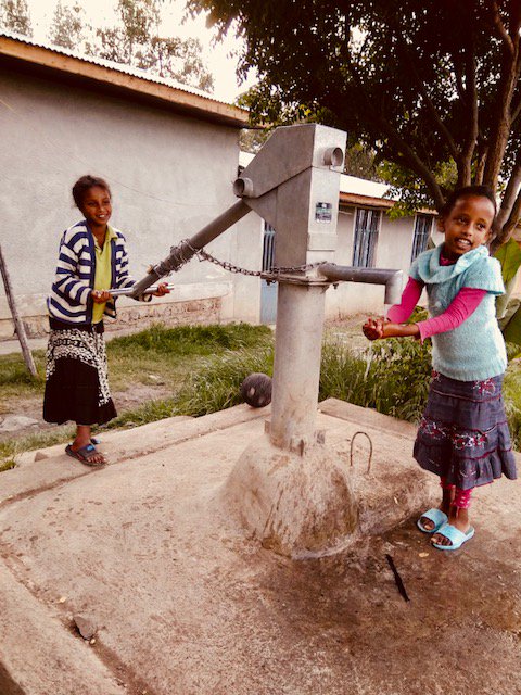 cristinareym's tweet photo. #Agua! Comparto avance del proyecto de Cielo133 en #Etiopía, apoyado por @clubeoi @eoi. Seguiremos, gracias a personas muy especiales y esperando que cada vez seamos más, porque queda mucho por hacer y las imágenes hablan por sí solas.  
https://t.co/F2ho78pu2q #eoisocial https://t.co/9hdcJx5PkS