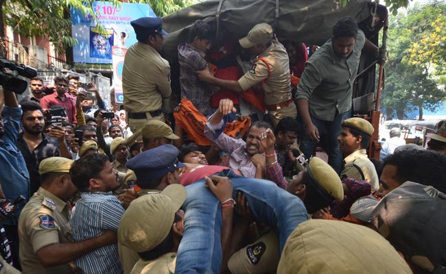 sakshinews's tweet image. ఇంటర్‌ బోర్డ్‌ వ్యవహారంపై లంచ్‌ మోషన్‌ పిటిషన్‌
sakshi.com/news/telangana…
#intermediateboard
#Students
#lunchmotionpetition