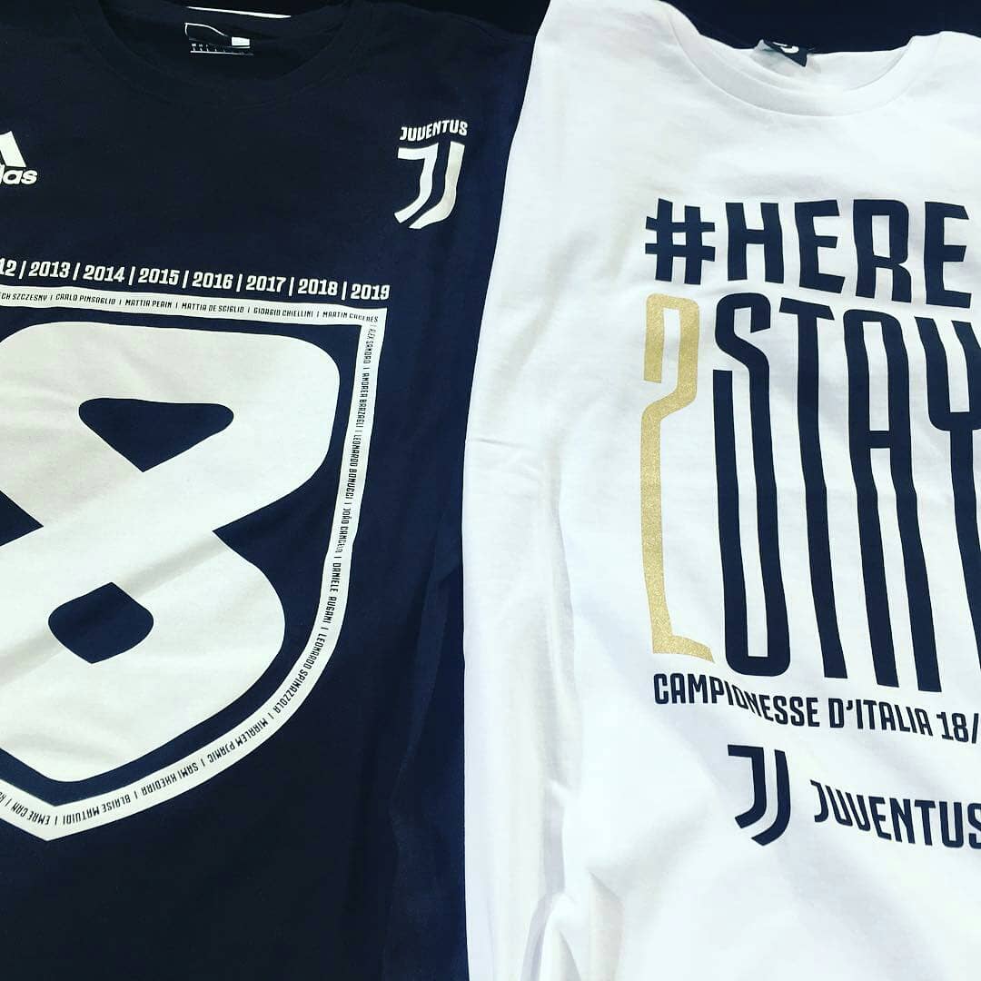 La_Bianconera's tweet photo. Poi uno pensa... mah, chissà, anche se è difficile forse prima o poi accadrà che un altro club possa vincere nello stesso anno sia lo scudetto maschile che quello femminile.
Ma nello stesso giorno... 😏😎

#Here2Stay #W8NDERFUL #Infiniti #Scud8 #Fil8 #CampioniDItalia #Trentasette https://t.co/8BCPHx0zwp