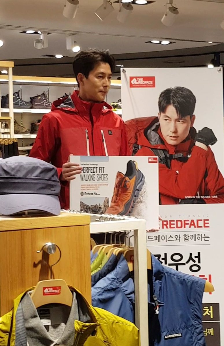 M00M0W's tweet photo. 매장에 있을 때 정우성 찍는 거 보고 내려갔는데 진짜 여러분 좀 봐봐요 판넬 옆에 있으니까 실물이 판넬 같애... ... 보통 오지게 잘생기면 판넬 같다고 하는데 이건 뭐 판넬이 너무 밋밋할 정도라니까 진짜 미치겠음 엉엉 https://t.co/IwZWf2v1kj